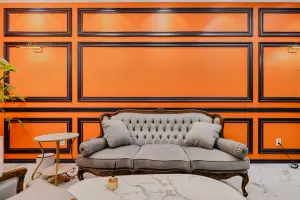 오렌지 몰딩 벽면과 앤틱 소파 라운지